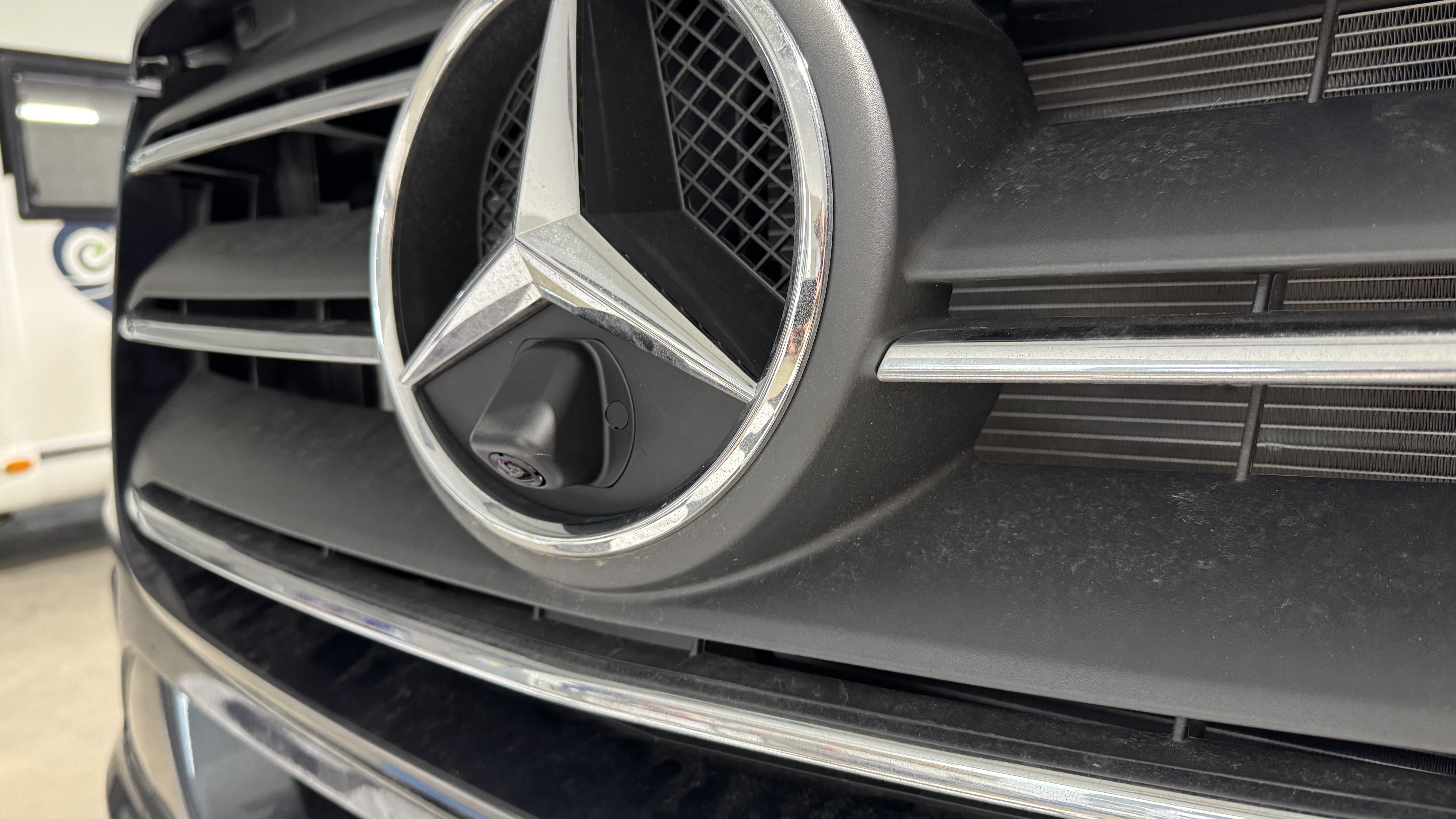 Front_Kamera_im_Mercedes_Stern_3D