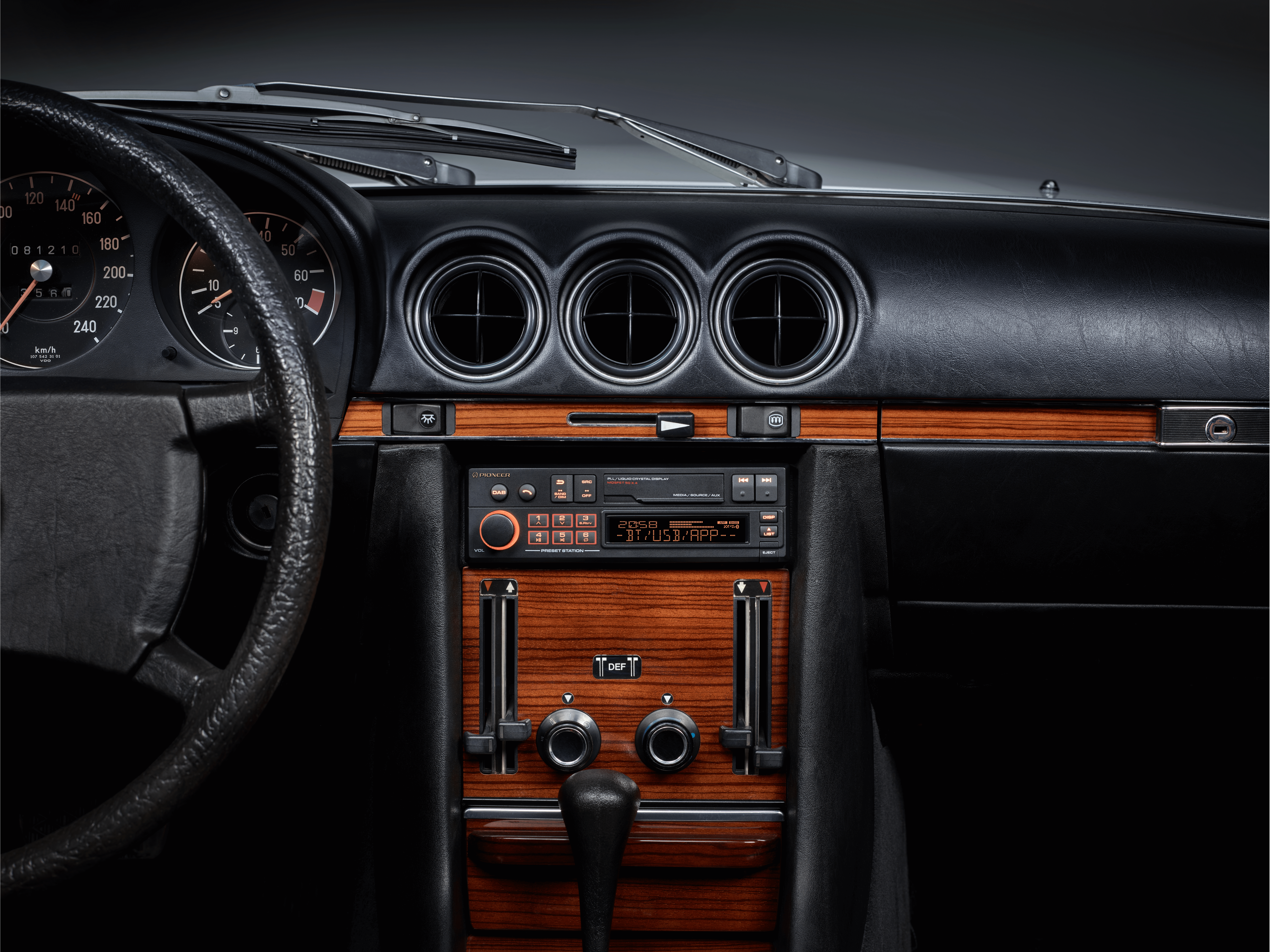 Pioneer SXT-C10PS im Mercedes 280 SL (R107), Frontansicht, orange Beleuchtung