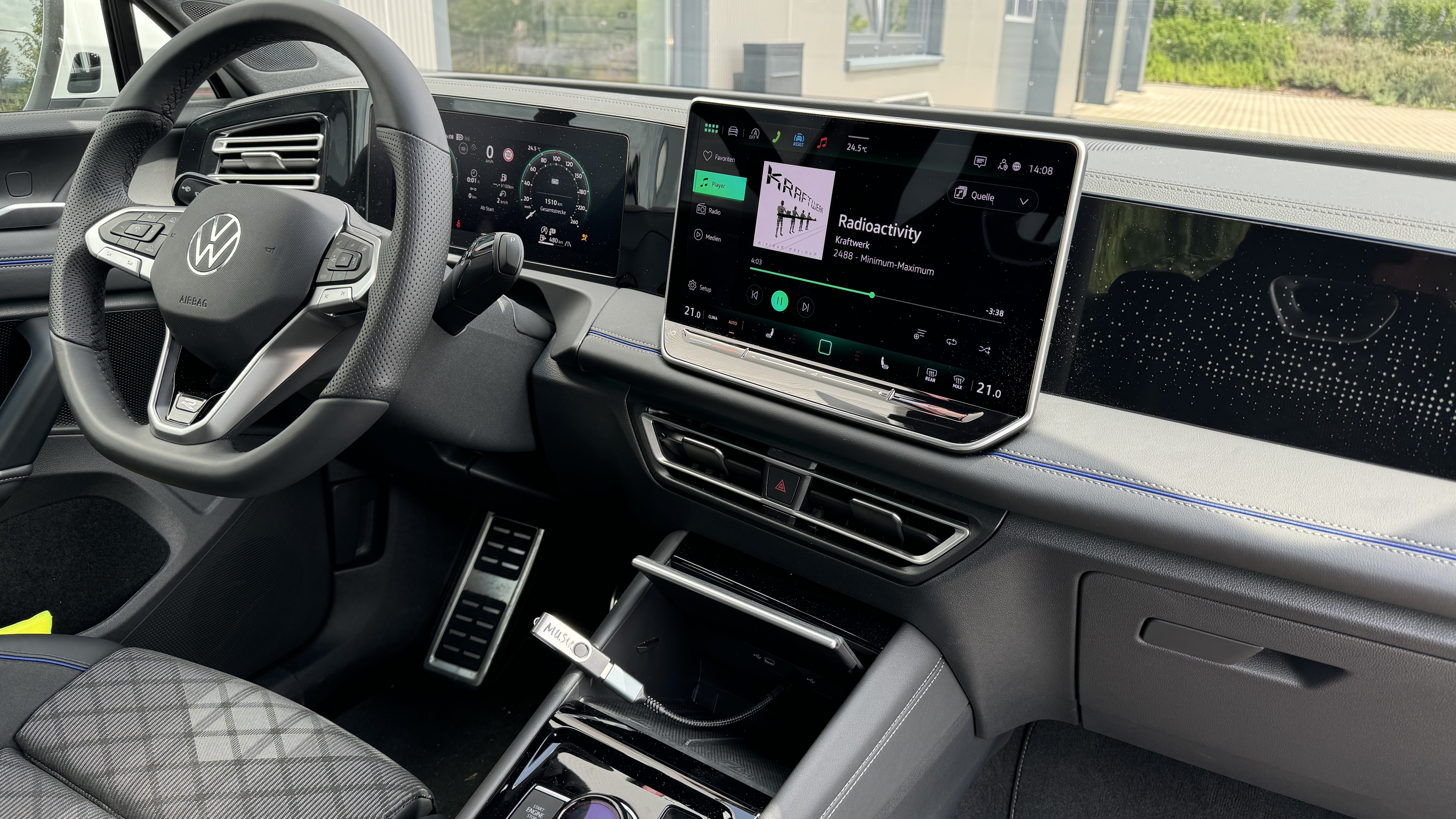 Cockpit_und_Radio_Tiguan_3