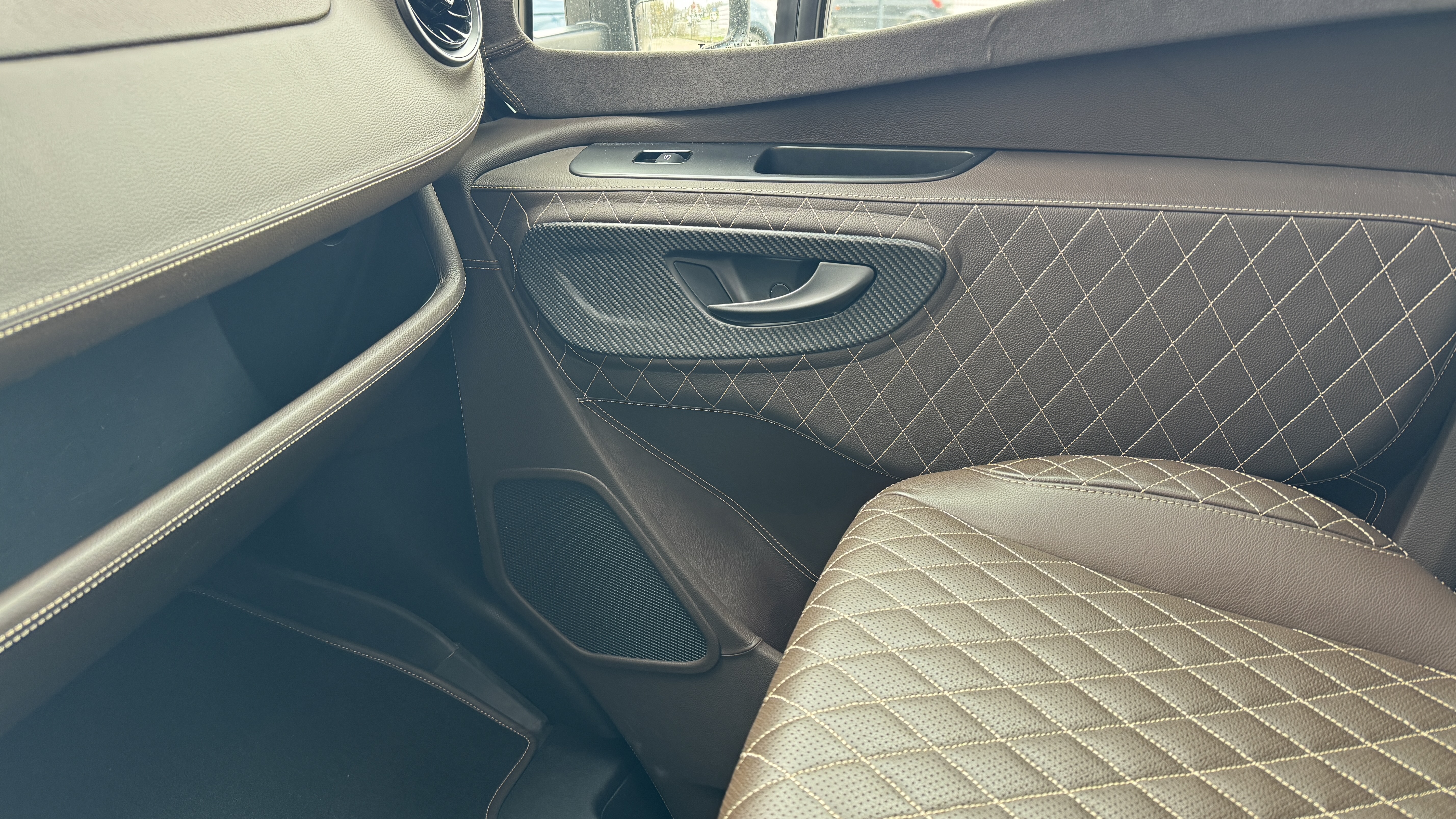 Innenraum_wohnmobil_leder_soundsystem