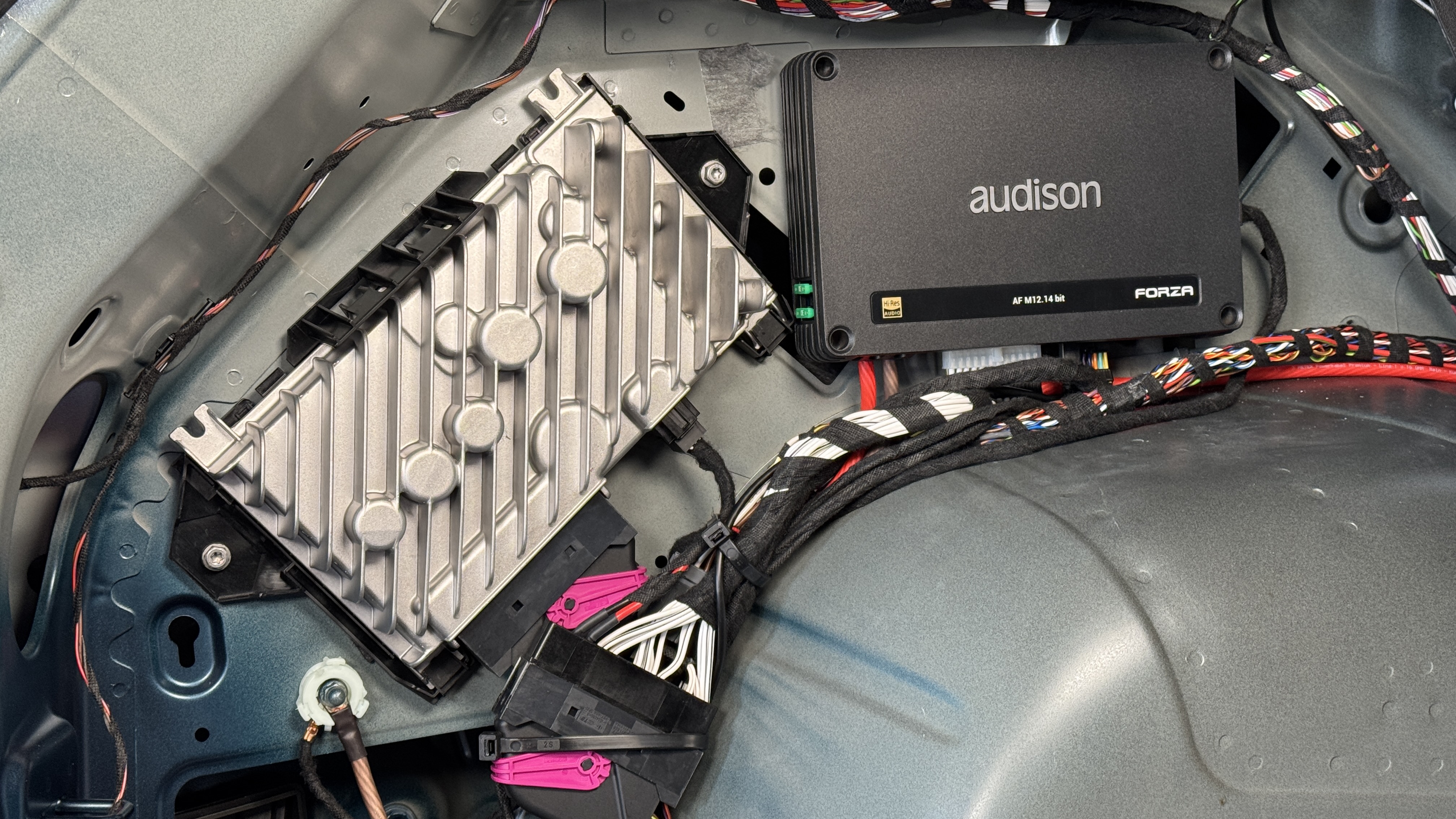 Audison_Forza_12_14bit_Harman_Kardon_VW