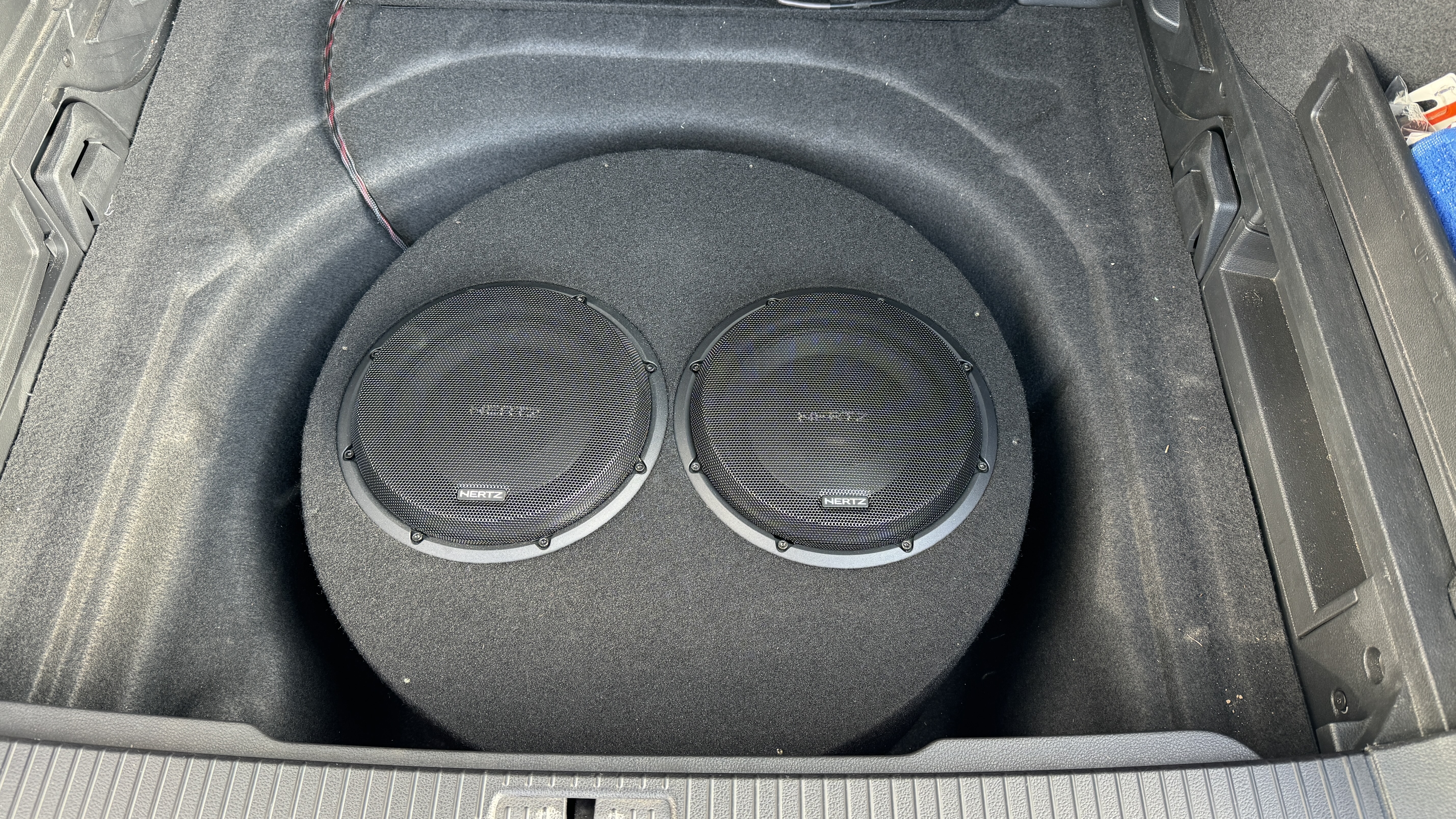 Hertz_MPS_Subwoofer_Passat_B8