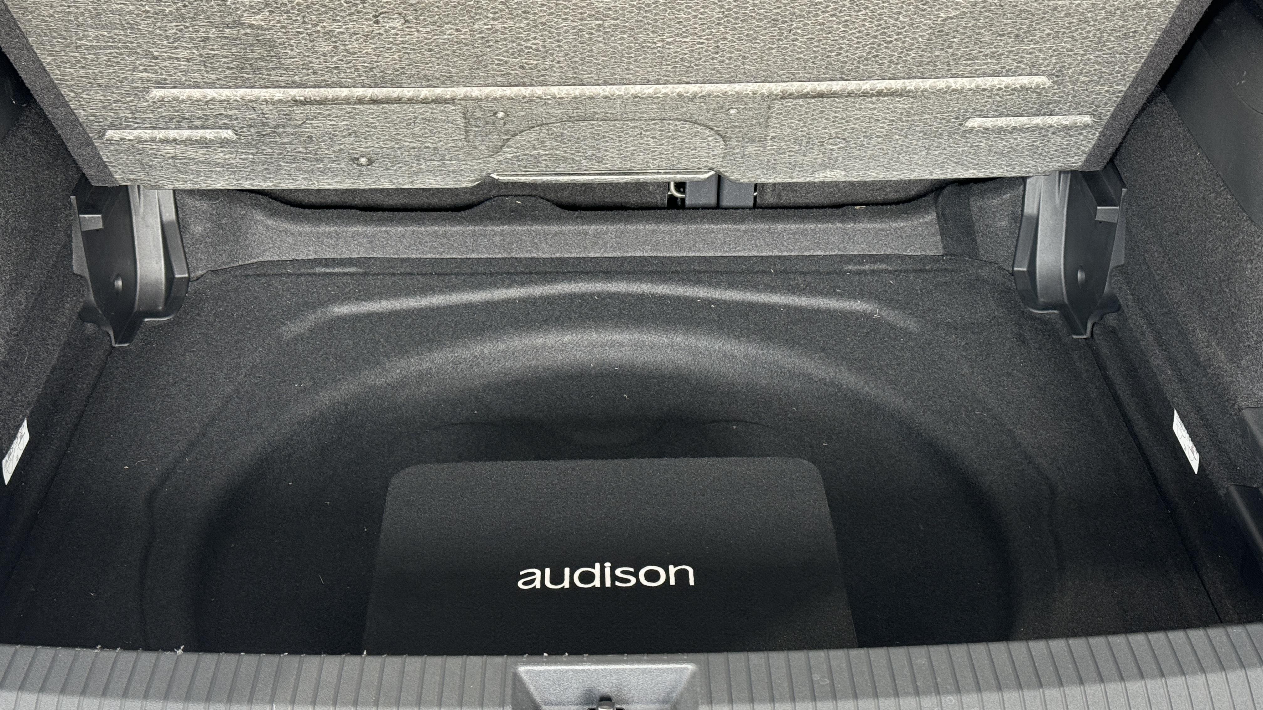 Audison_Subwoofer_Kofferraum_VW_Tiguan