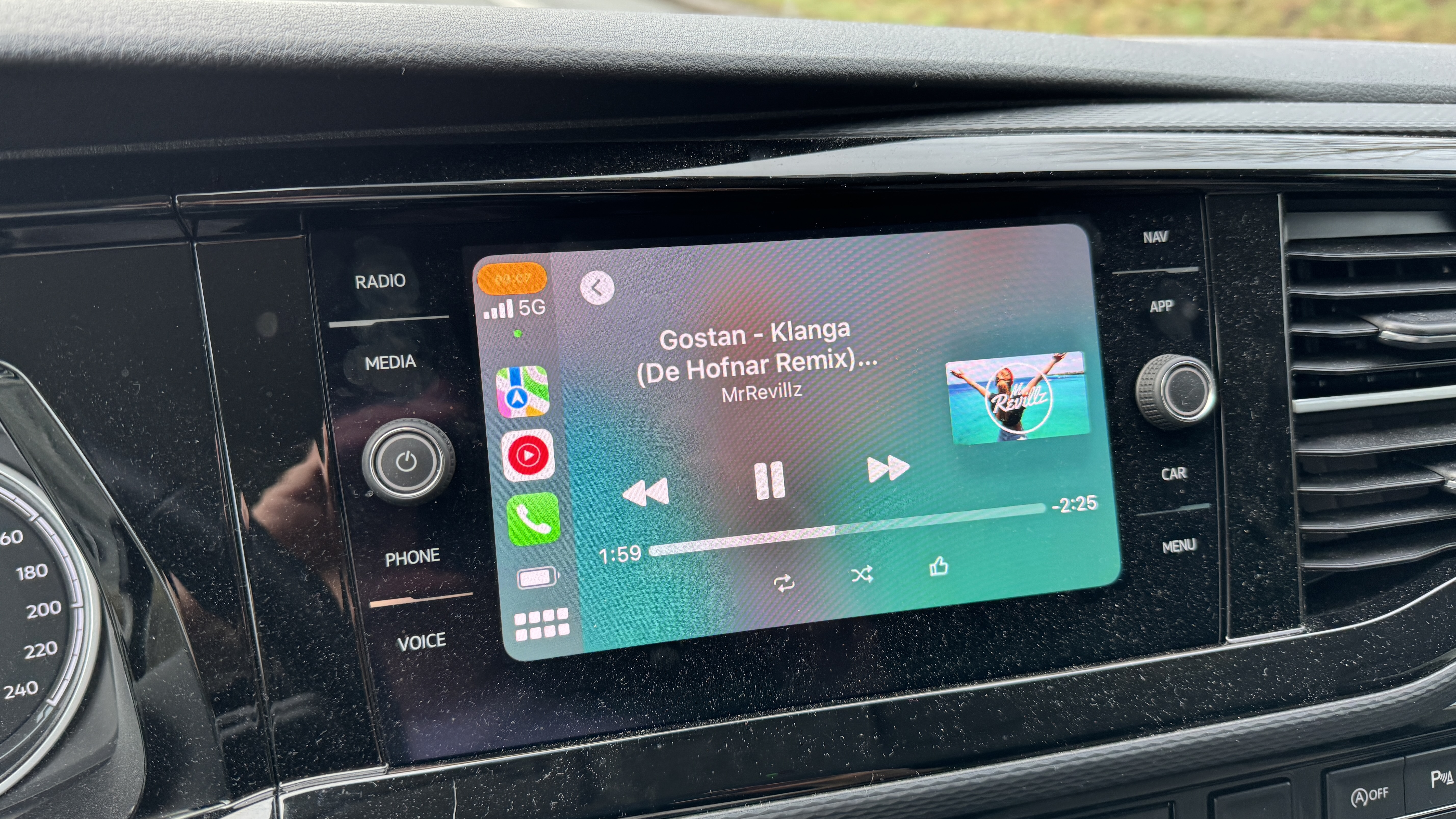 Hyundai_i30_Serienradio_mit_Endstufe