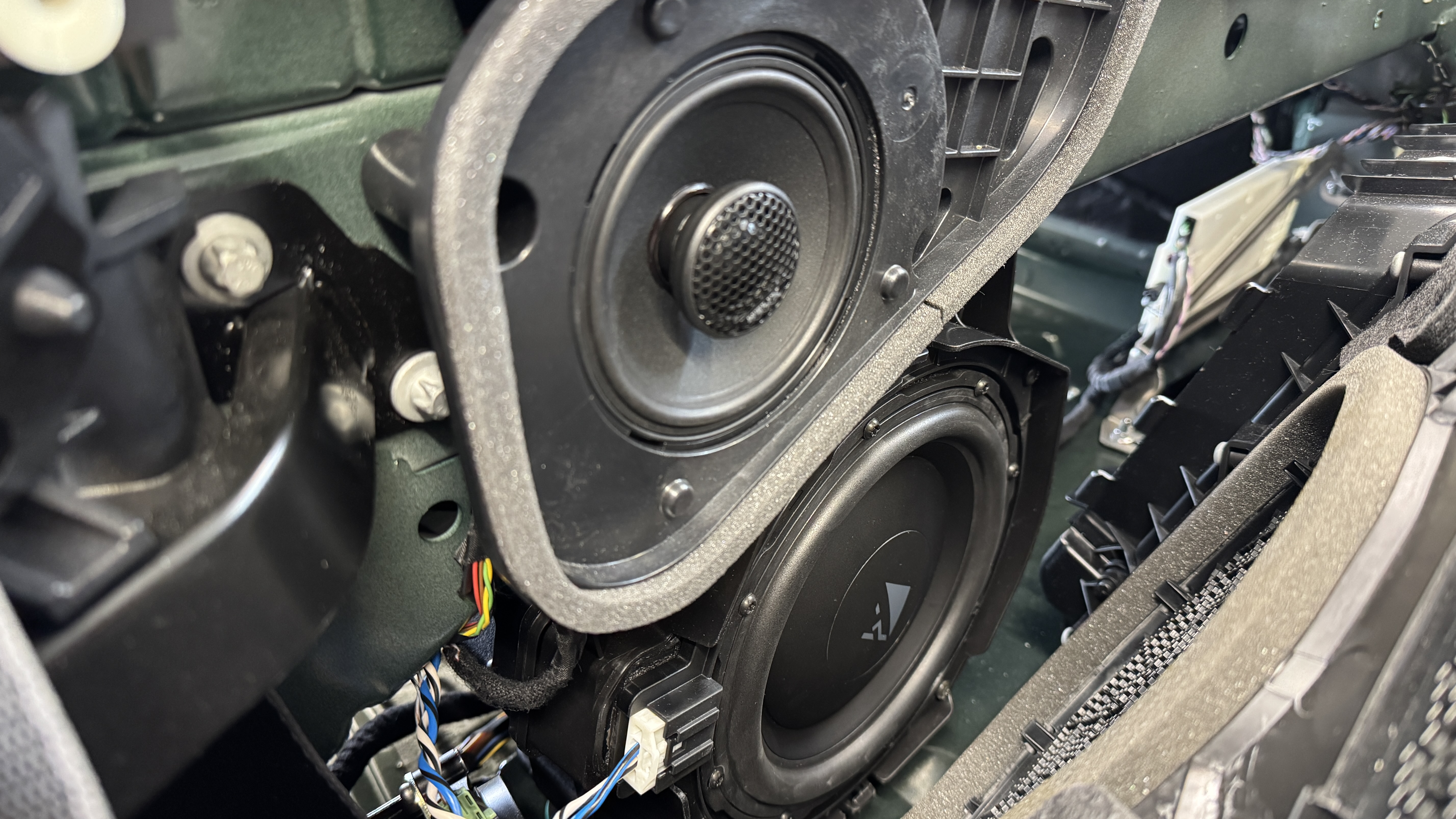 Subwoofer_Hecklautsprecher_Helix_COMPOSE_BMW_Z4_G29