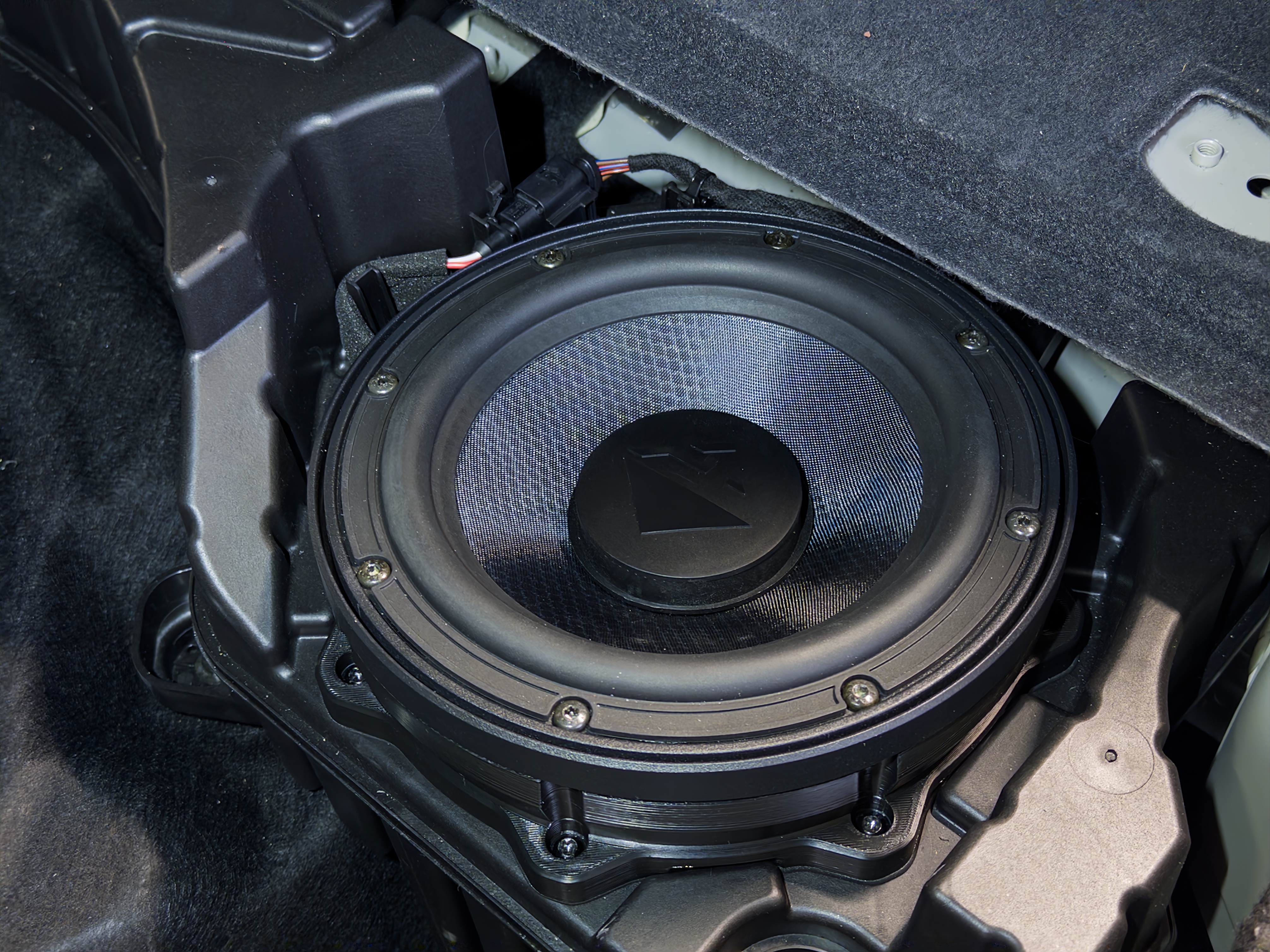 Helix_IQ8_Subwoofer_Audi_E_Tron_Q8
